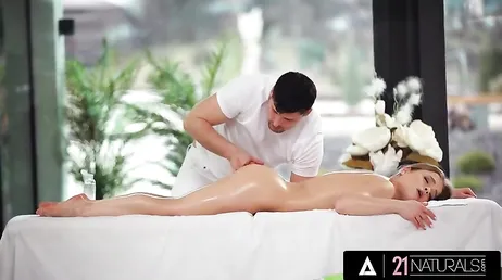 El masajista le mete al mismo tiempo los dedos en el coño y en el culo