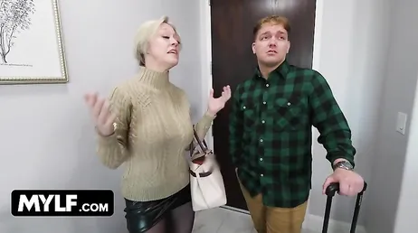 Mi madrastra se cambia de ropa delante de mi ... no sé lo que pretende !!