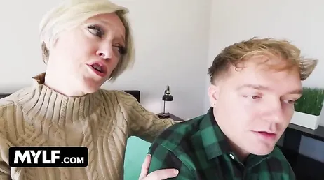 Mi madrastra se cambia de ropa delante de mi ... no sé lo que pretende !!