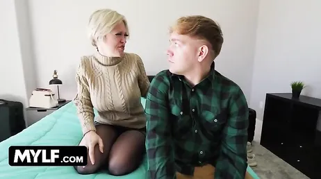 Mi madrastra se cambia de ropa delante de mi ... no sé lo que pretende !!