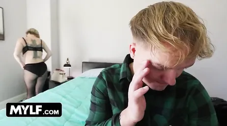 Mi madrastra se cambia de ropa delante de mi ... no sé lo que pretende !!