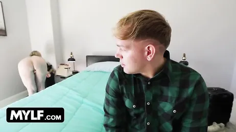 Mi madrastra se cambia de ropa delante de mi ... no sé lo que pretende !!