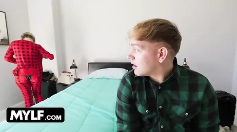 Mi madrastra se cambia de ropa delante de mi ... no sé lo que pretende !!