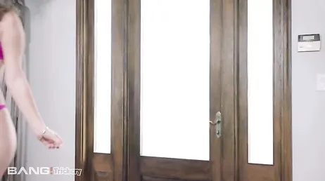 Pensaba que era el culo de su novia y resulta ser el de su hermanastra ... !!