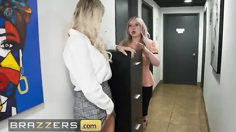 El jefe casi me pilla cabalgando la polla de un compañero de trabajo