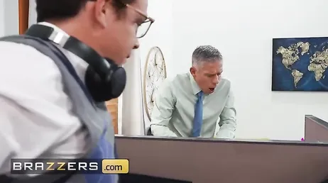 El jefe casi me pilla cabalgando la polla de un compañero de trabajo