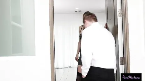 Abro las piernas todo lo que puedo, quiero que me lo coma enterito