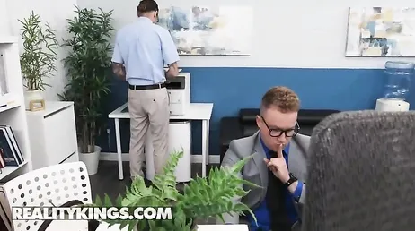 Voy a hacer fotocopias y acabo con una polla blanca en mi culo