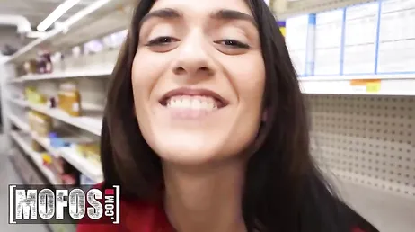 Una de las chicas del supermercado me está poniendo la polla muy dura