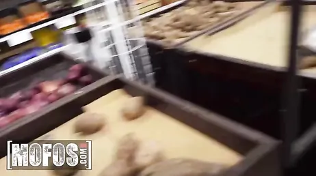 Una de las chicas del supermercado me está poniendo la polla muy dura