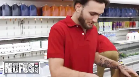 Una de las chicas del supermercado me está poniendo la polla muy dura