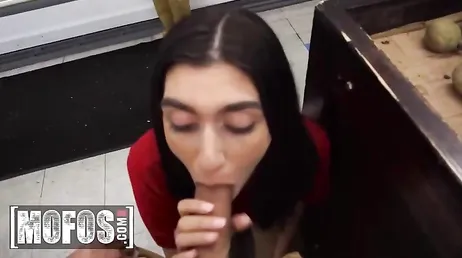 Una de las chicas del supermercado me está poniendo la polla muy dura