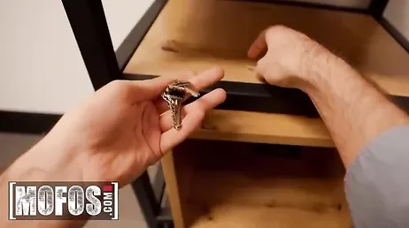 Guarda che piccolo buco stretto ha questa ragazza russa...