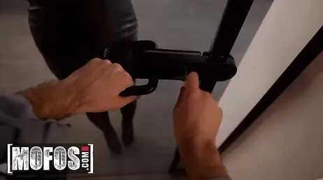 Guarda che piccolo buco stretto ha questa ragazza russa...