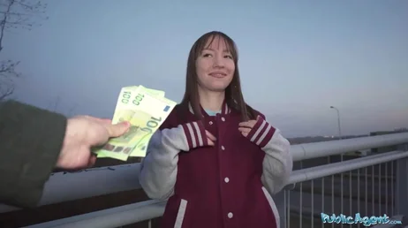 El dinero hace que se pongan mas cachondas y se atrevan a follar .. !!