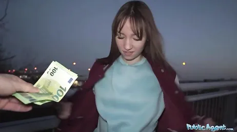 El dinero hace que se pongan mas cachondas y se atrevan a follar .. !!