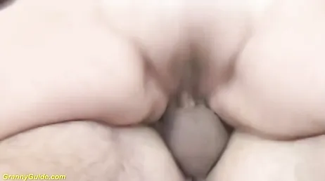 La vecina jubilada me pajea con los pies y me convence para follar