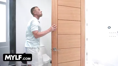 Viene a reparar la ducha y termina dándole una follada terrible a la señora ... !!!