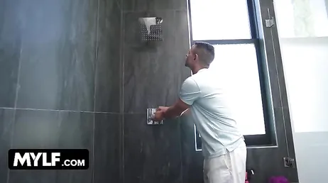 Viene a reparar la ducha y termina dándole una follada terrible a la señora ... !!!