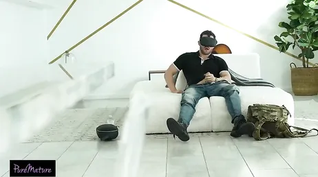 Por qué no me dejas que te la chupe? es que no te gusto ..?