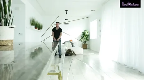 Por qué no me dejas que te la chupe? es que no te gusto ..?