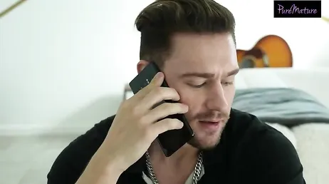 Por qué no me dejas que te la chupe? es que no te gusto ..?