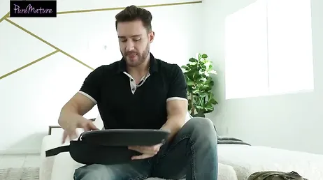 Por qué no me dejas que te la chupe? es que no te gusto ..?