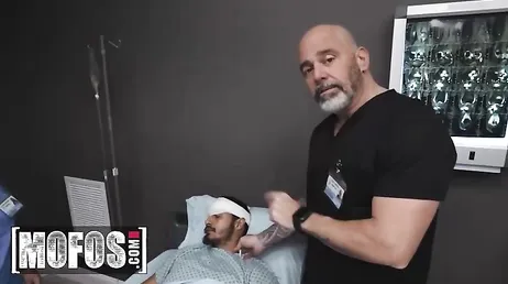 El doctor del turno de noche tiene sexo con una de las enfermeras