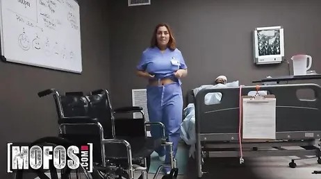 El doctor del turno de noche tiene sexo con una de las enfermeras