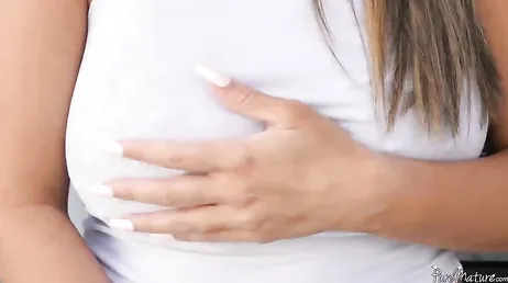 Cachonda ama de casa se toca pendando en el chico de mantenimiento