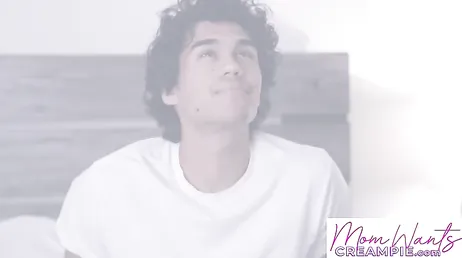 Maman fait le ménage, regardez la chatte qu'elle marque.