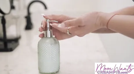 Maman fait le ménage, regardez la chatte qu'elle marque.