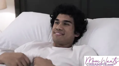 Maman fait le ménage, regardez la chatte qu'elle marque.