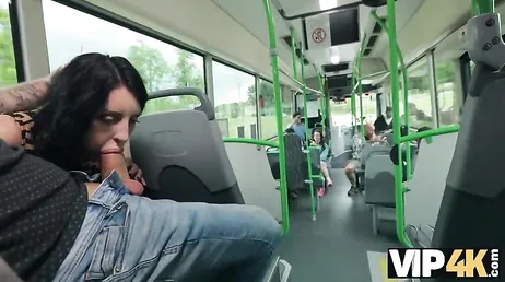 Una brasileña ninfómana se pone a follar con un tio en un bus público ... !!