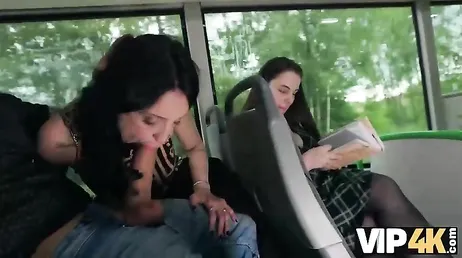 Una brasileña ninfómana se pone a follar con un tio en un bus público ... !!