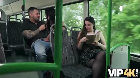 Una brasileña ninfómana se pone a follar con un tio en un bus público ... !!