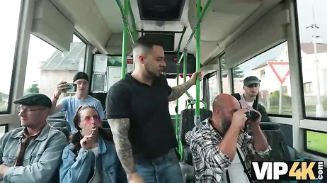 Una brasileña ninfómana se pone a follar con un tio en un bus público ... !!