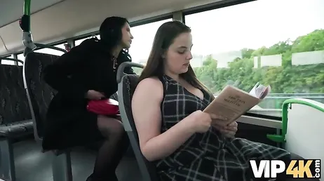 Una brasileña ninfómana se pone a follar con un tio en un bus público ... !!