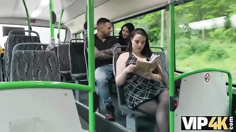 Una brasileña ninfómana se pone a follar con un tio en un bus público ... !!