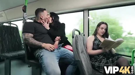 Una brasileña ninfómana se pone a follar con un tio en un bus público ... !!