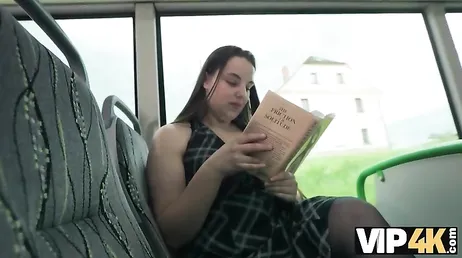 Una brasileña ninfómana se pone a follar con un tio en un bus público ... !!