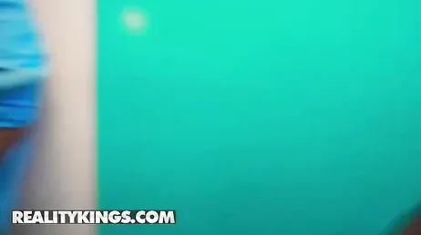 Grabo a mis amigas como follan con esos chicos mayores que ellas