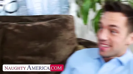 Mamada a dos bocas, mi novia y su hermana me la chupan de escándalo