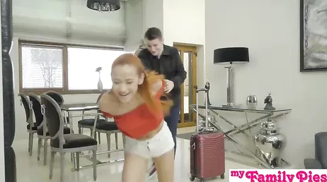 Agora que o papai não pode nos ver, ele pode te fazer um boquete se você quiser.