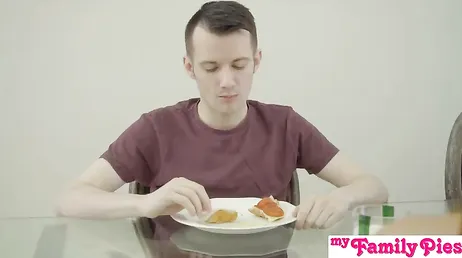 Agora que o papai não pode nos ver, ele pode te fazer um boquete se você quiser.