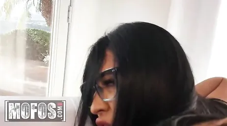 La chica de la limpieza acaba a cuatro patas y fuertemente follada