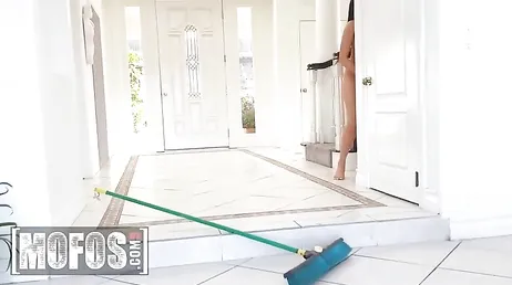 La chica de la limpieza acaba a cuatro patas y fuertemente follada