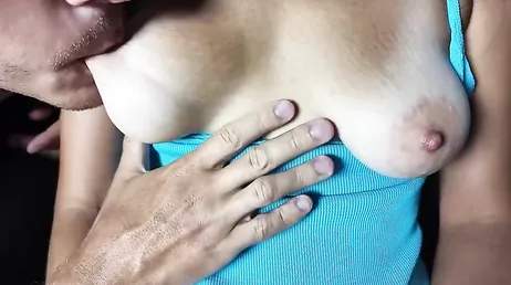 Minha namorada está me esperando com as pernas abertas para que eu possa colocar meus dedos nela.