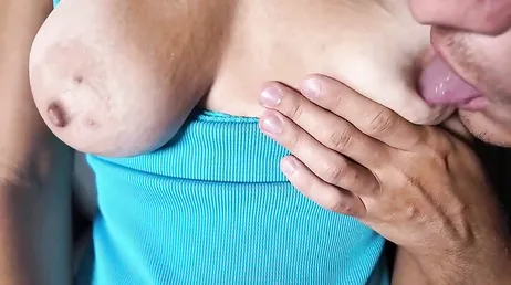 Minha namorada está me esperando com as pernas abertas para que eu possa colocar meus dedos nela.