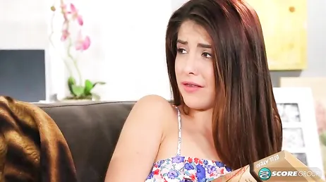 A pesar de tener brackets en la boca come polla de maravilla